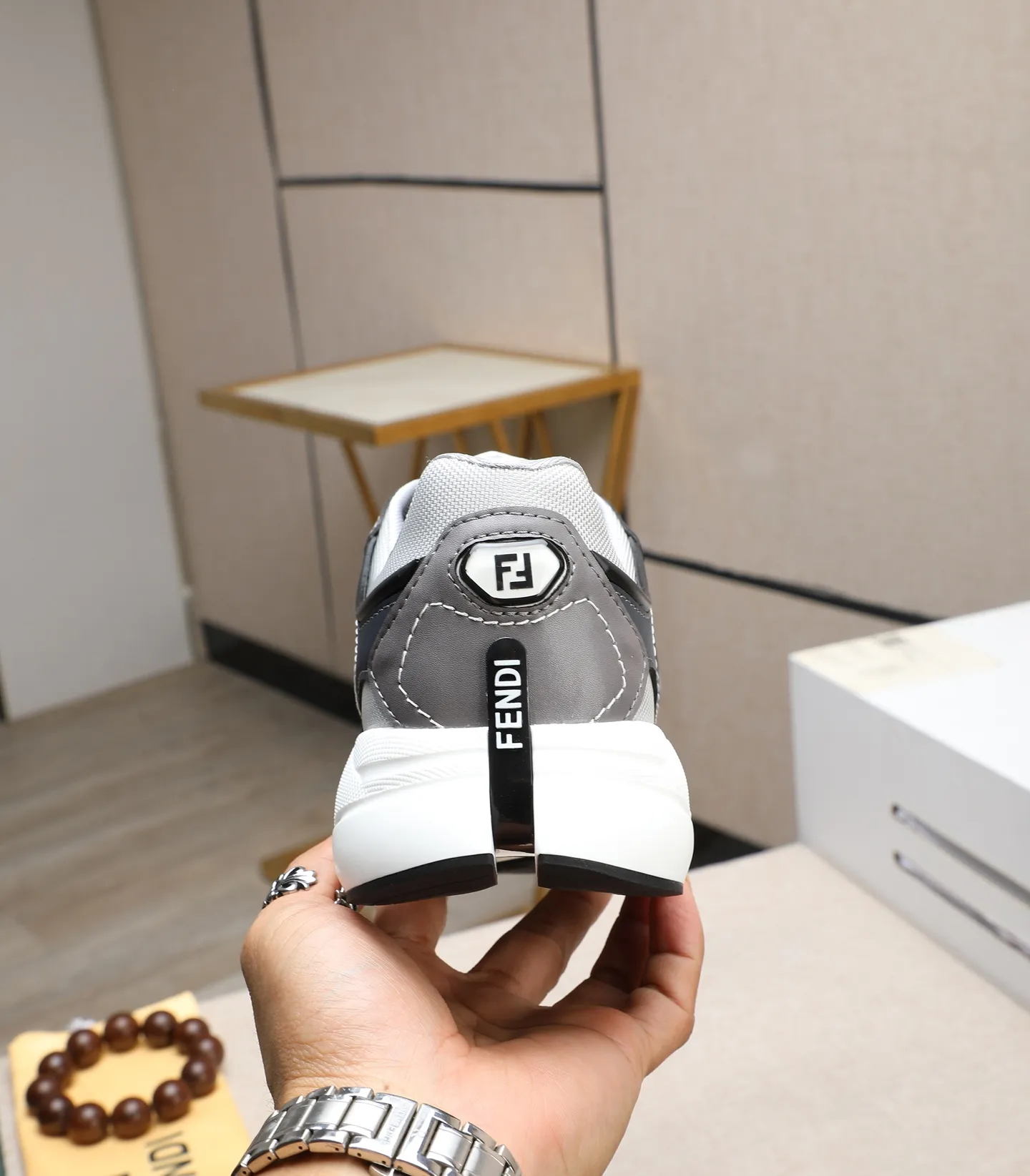 Ex-factory price 760 (high version) [Fendi] Fendi’s latest casual shoes for men! Available at counters simultaneously! A one-to-one replica of the original. Made entirely of imported top-grain calfskin, the interior is made of top-grain water-dyed cowhide, and the original factory-supplied rubber outsole. Leading new fashion concepts. Matching code: 39-44. 38.45 can be customized and cannot be returned or exchanged!